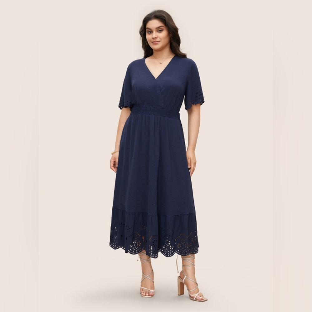 Gorgeous NWT Bloomchic Navy Blue Eyelet Scalloped Bottom Dress
